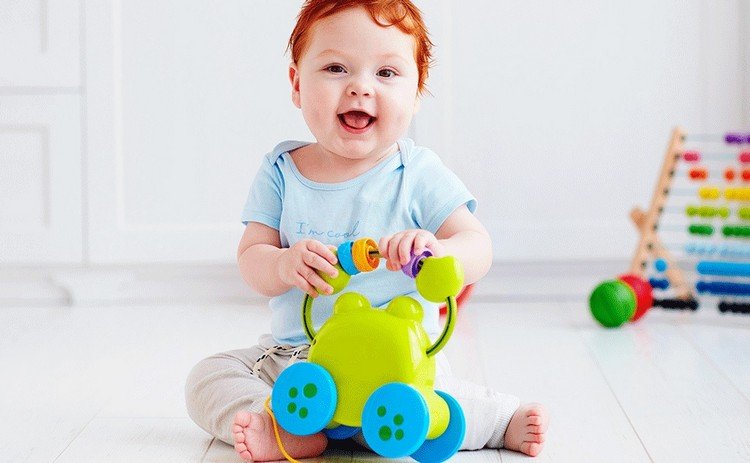 Criança de 1 ano brincando com atividades internas