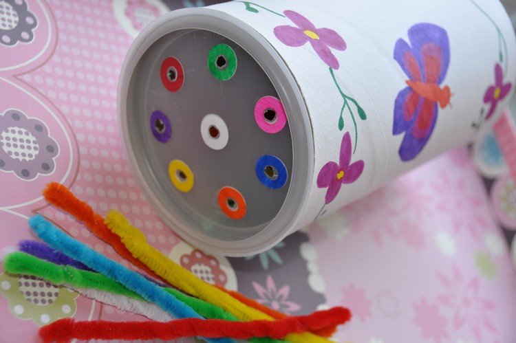 atividades internas crianças enfiando jogo limpador de cachimbo colorido