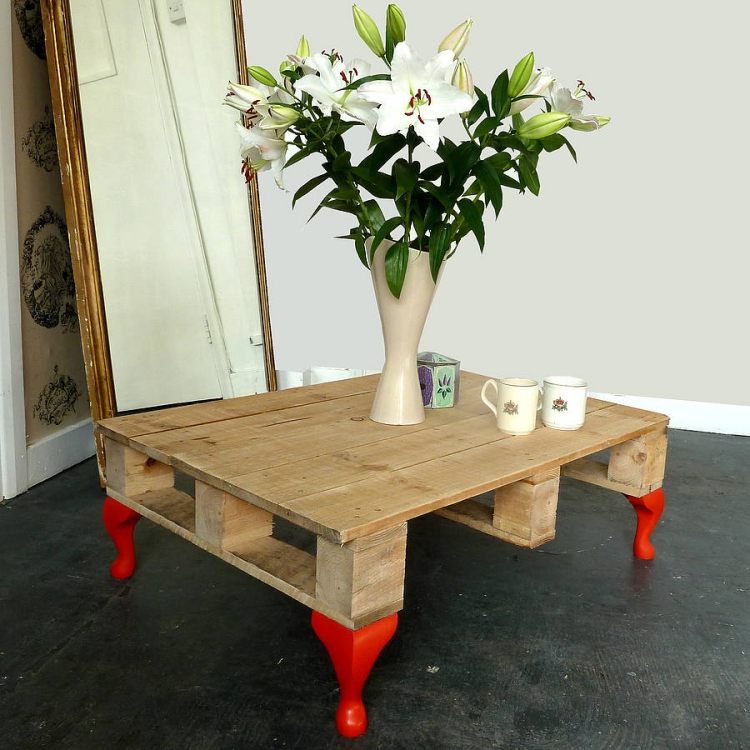 euro-pallet-interior-couctisch-pernas-vermelho-vintage-vaso-flores-brancas-xícaras-mesa de centro