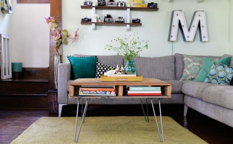 Euro pallet-interior-sala-mesa de centro-sofá de canto-cinza-estofamento-almofada-carpete-decoração de parede