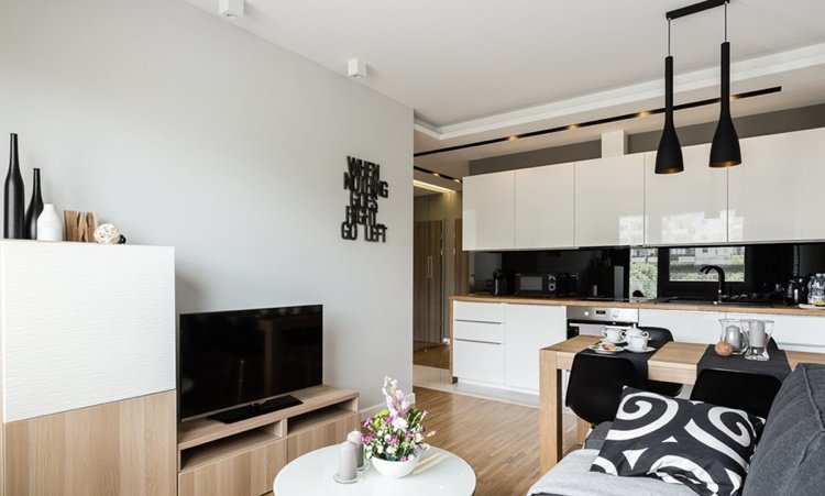Sala de estar de 20 m² com área para refeições e cozinha de uma linha em preto e branco e madeira