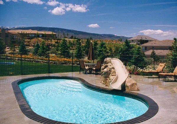 Cerca de metal em forma de rim-piscina-toboágua