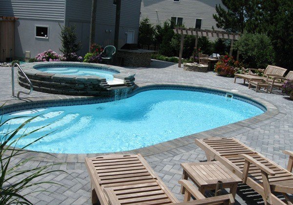 Área da piscina-grande-cor cinza-chão-pedra-duas-piscinas