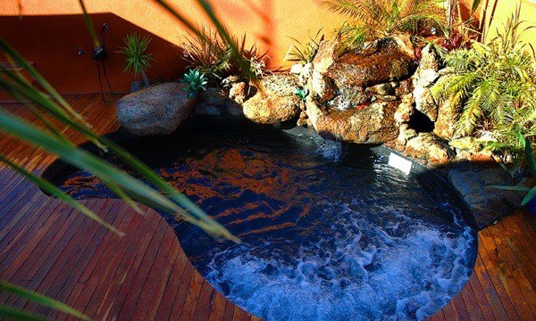Terraço-visão-plantas-piscina-com-bolhas de água