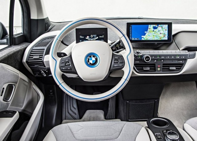 2014 BMW i3 testar eletricidade no volante do display interno