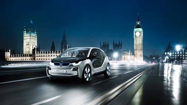 BMW i3 2014 à noite dirigindo em Londres pano de fundo