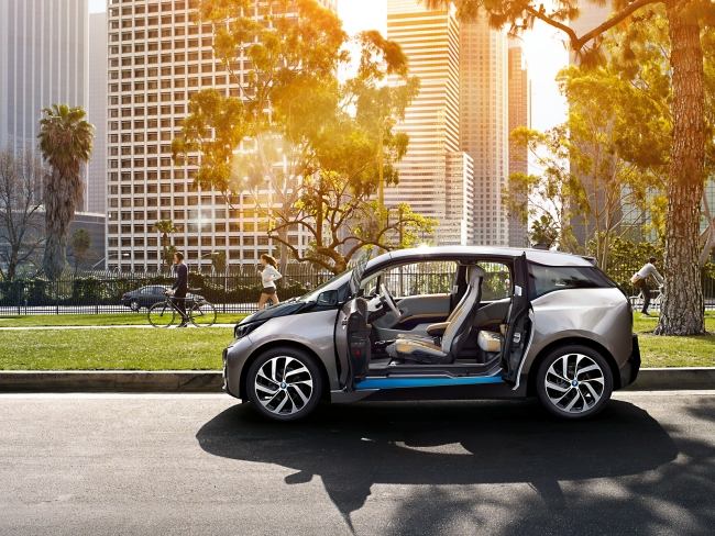 BMW i3 2014 carro elétrico na cidade externa