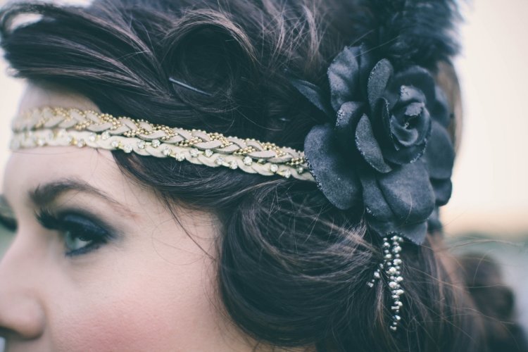 20s-penteados-faça-você-mesmo-tema-festa-cabelo-comprido-instruções-updo-cabelo acessórios-rosa-preto