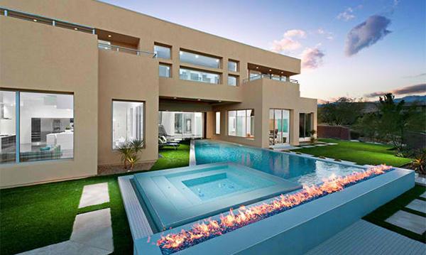 lareira na área da piscina deco cascalho gás contraste água fogo