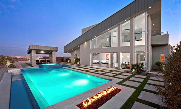 casa moderna iluminação da piscina lareira estreita retangular