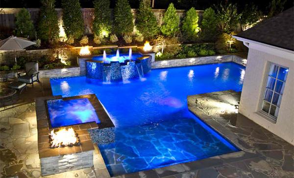 piscina design moderno iluminação noturna lareira praça