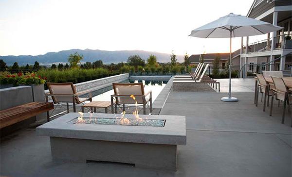 piscina terraço espreguiçadeiras lareira concreto