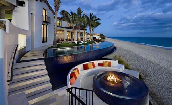 Firepit na área da piscina, banco de concreto, arco, almofadas deco