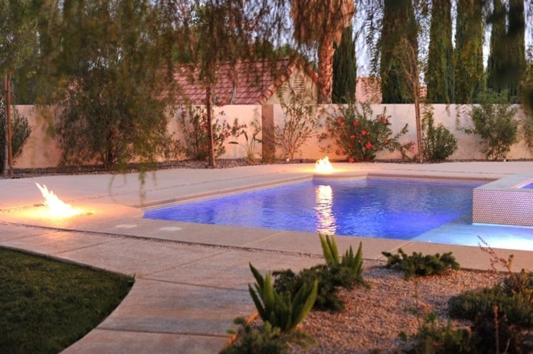 efetiva-lareira-na-área-da-piscina-canto-ideia-iluminação-piscina-moderna