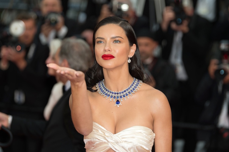 Adriana Lima Colar Declaração Vestido Strapless