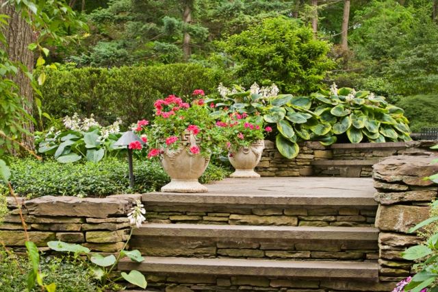 Construa você mesmo uma pedra natural, vasos de plantas, flores, sol de verão. Idéias para projetos de jardins