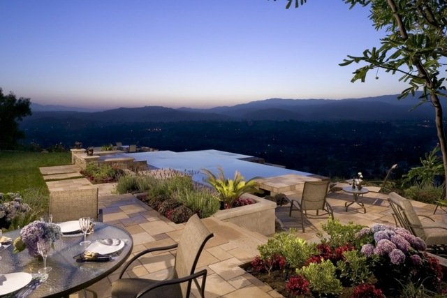 Piscina lindo terraço com piso de casa, montanhas, piscina infinita