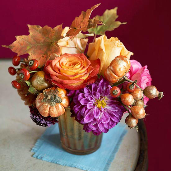 Buquê de flores, ideia de decoração de mesa de mini tomates sazonais
