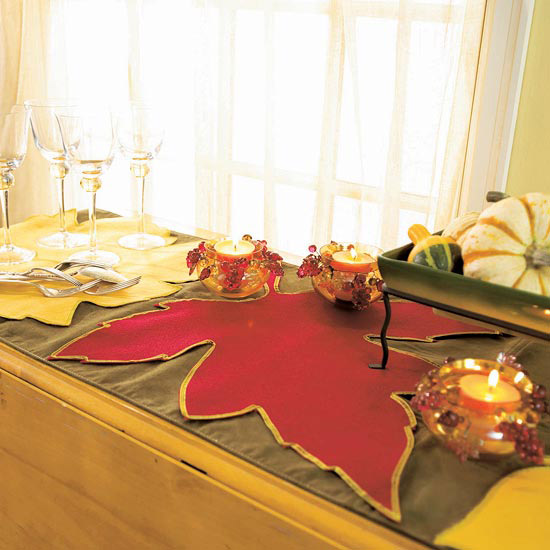 Decore o corredor da mesa com motivos de outono, em forma de folha e vermelho escuro