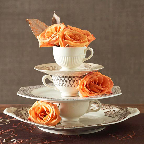 Decoração em camadas - com rosas - talheres de porcelana - decorações de mesa de outono