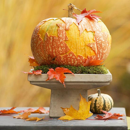 Abóboras esculpem folhas - decoram mesa decorativa de outono para varanda