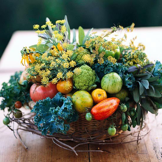 Cesta trançada de frutas-vegetais-faça-você-mesmo decoração de outono para a mesa