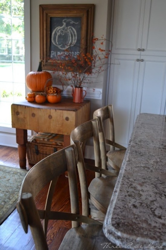 Gabinete de ideias de madeira natural para decoração de outono no interior da cozinha