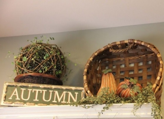 Idéias de decoração de outono de cesta de vime no interior da cozinha