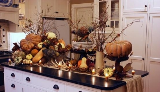 ilha da cozinha decorada com idéias de decoração de outono no interior da cozinha
