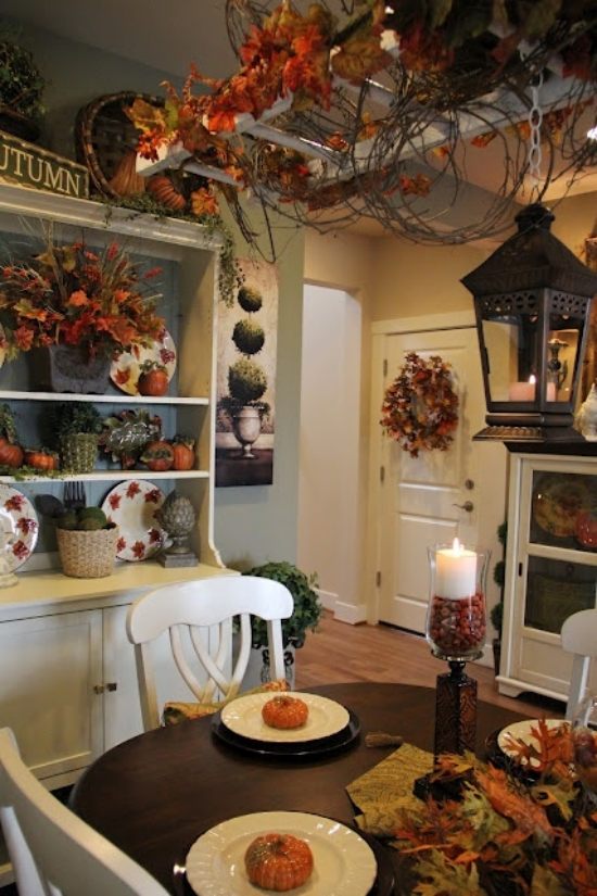 árvore deixa idéias coloridas de decoração de outono no interior da cozinha