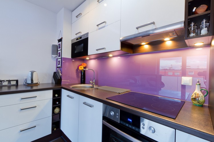 Vidro da cozinha na parede posterior -lilac-monocromático-branco-frentes-bancadas-madeira escura