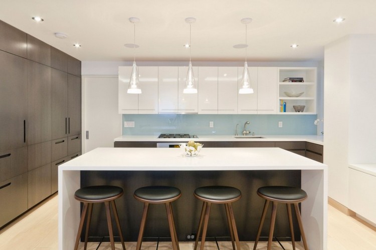 cozinha-glasruckwand-light blue-white-high-gloss-fronts-dark-wood