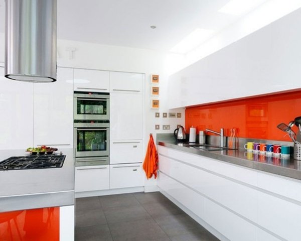 Parede traseira de vidro da cozinha, cozinha branca, detalhes em laranja