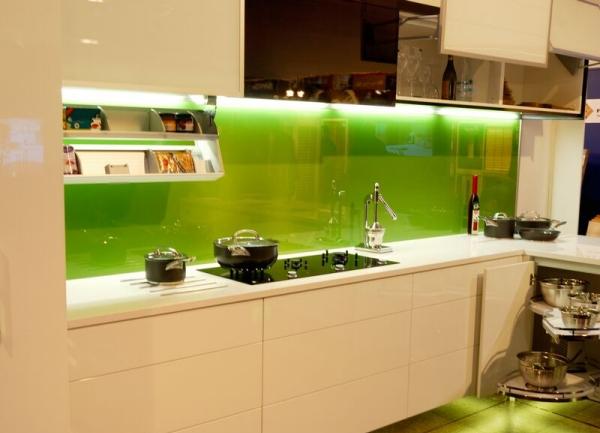Luzes da bancada traseira da parede de vidro da cozinha creme verde