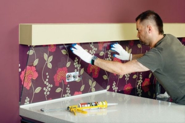 Parede traseira da cozinha com padrão roxo papel de parede painel de vidro