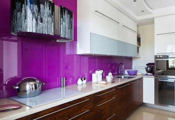 cor roxa da parede da cozinha, parede traseira, frentes de madeira, painel de vidro