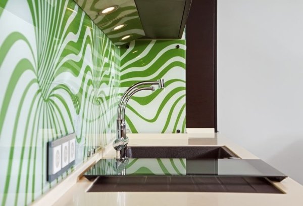Vidro da cozinha com motivos na parede traseira verde branco abstrato luzes embutidas
