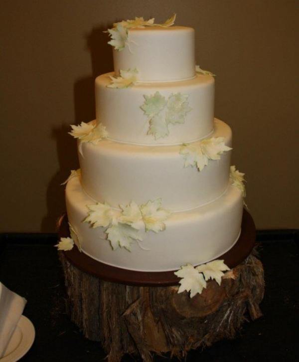 bolo-branco-casamento-folhas-elementos-outono