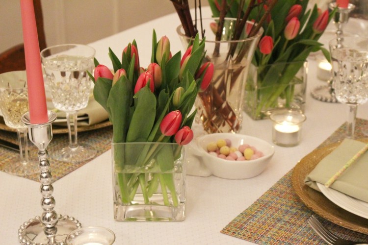 25-dinner-ideas-decoration-table-tulips-glass-vases-modern-table-candles