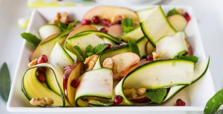 receitas de salada de abobrinha-maçã-nozes cruas