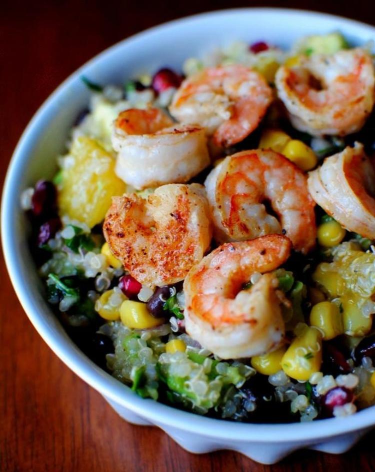 sementes de quinoa-salada-camarão-milho-romã