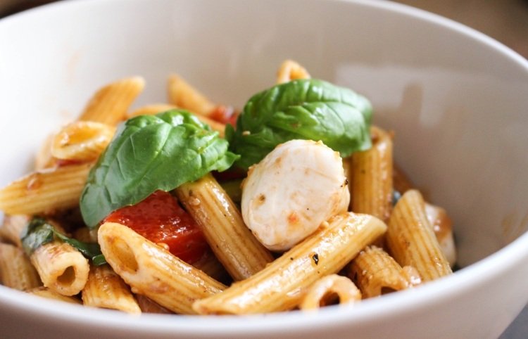 salada de macarrão caprese - receita de mussarela