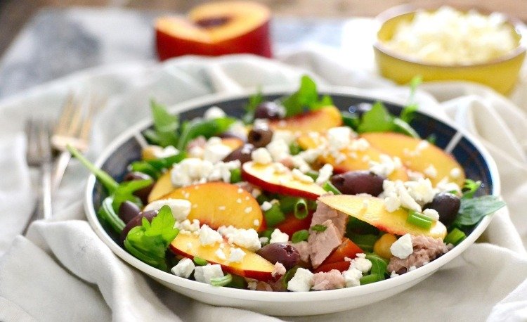 Receita de salada de atum com nectarina e azeitona