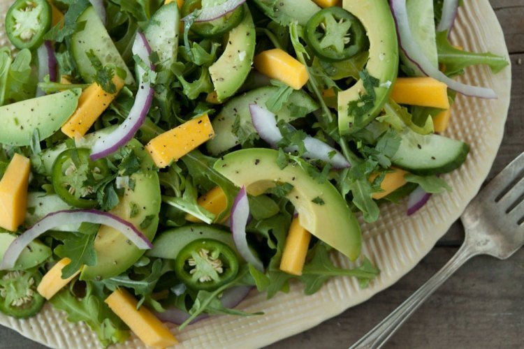 salada-tropical-pepino-abacate-manga