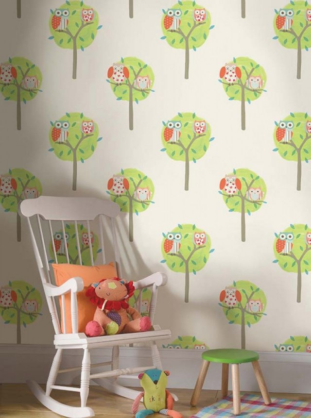 quarto infantil padrão papel de parede corujas árvores cadeira de balanço madeira