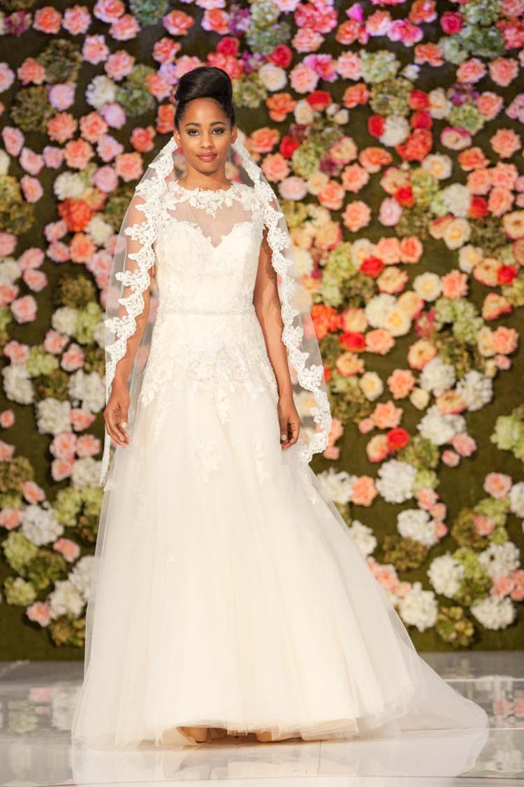 vestidos de noiva clássicos -elegant-train-lace-teal-long-flowers
