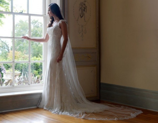 elegante-vestido-janela-perfil-mulher-verão