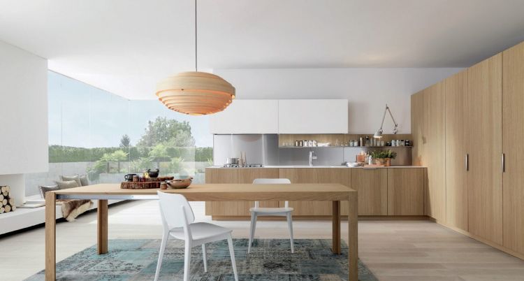 Parede de vidro da cozinha moderna-madeira-branco-frentes-mesa-cadeiras-tapete azul