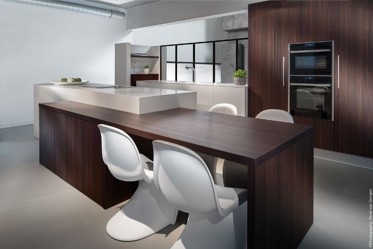 modernos-cozinha-bancada-frentes-alto brilho-branco-nogueira-mesa-eletrodomésticos embutidos