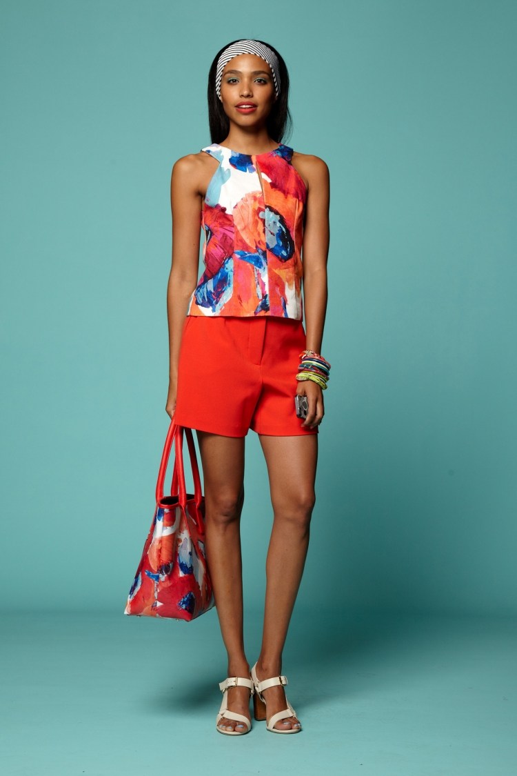 verão-outfits-shorts-red-top-colorful-bag-sandals-background-blue-green